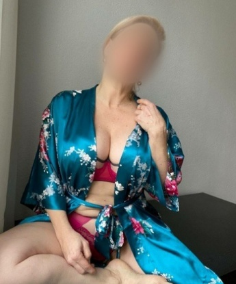 Живу в красивой Москве 🏙️ и готова подарить тебе незабываемые моменты наслаждения. Мои услуги – это искусство соблазнения, ощущение неповторимой связи и удовольствие безграничных возможностей. Я истинная мастерица в искусстве массажа 💆♀️ и могу расслабить твое тело до предела. Со мной ты почувствуешь себя привилегированным и особенным, ведь мое внимание будет полностью сосредоточено только на тебе. Мои отзывы говорят сами за себя – клиенты оценили мою страсть и умение создавать пикантную атмосферу. В моих фото ты увидишь всю раскрепощенную красоту и сексуальность, которую я готова подарить. Встречайся со мной и окунись в мир чувственных наслаждений 💋. 5827, 39 лет